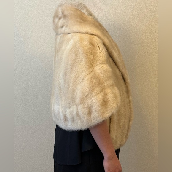 La Belle fine furs mink tan shoulder cape - Picture 8 of 10